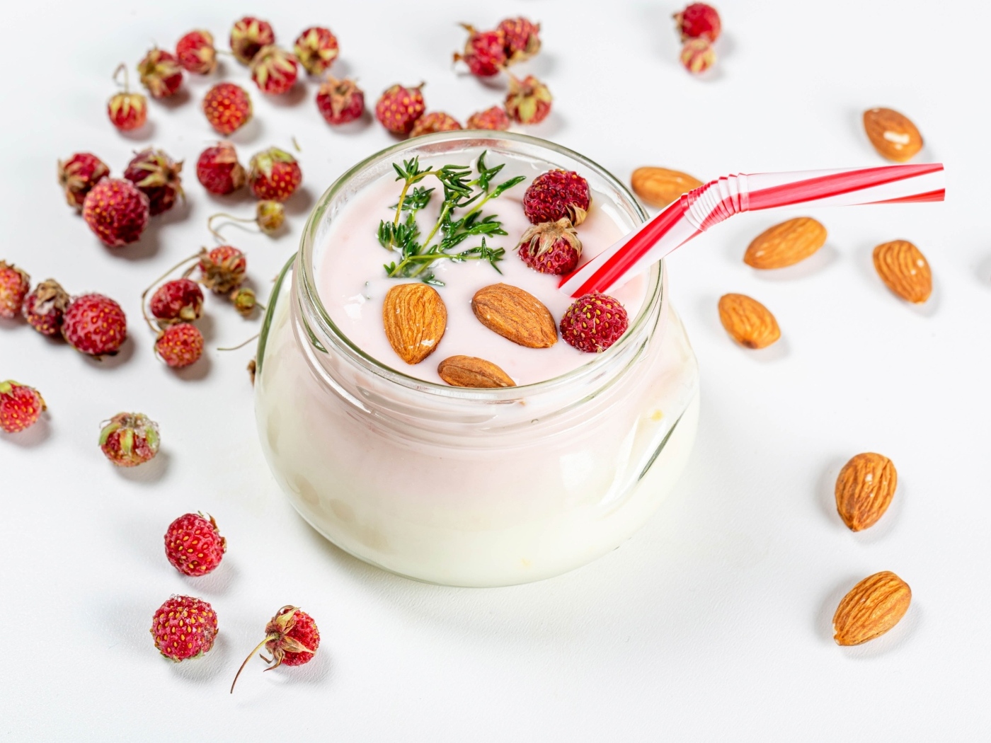 Йогурт с миндальными орехами и ягодами земляники