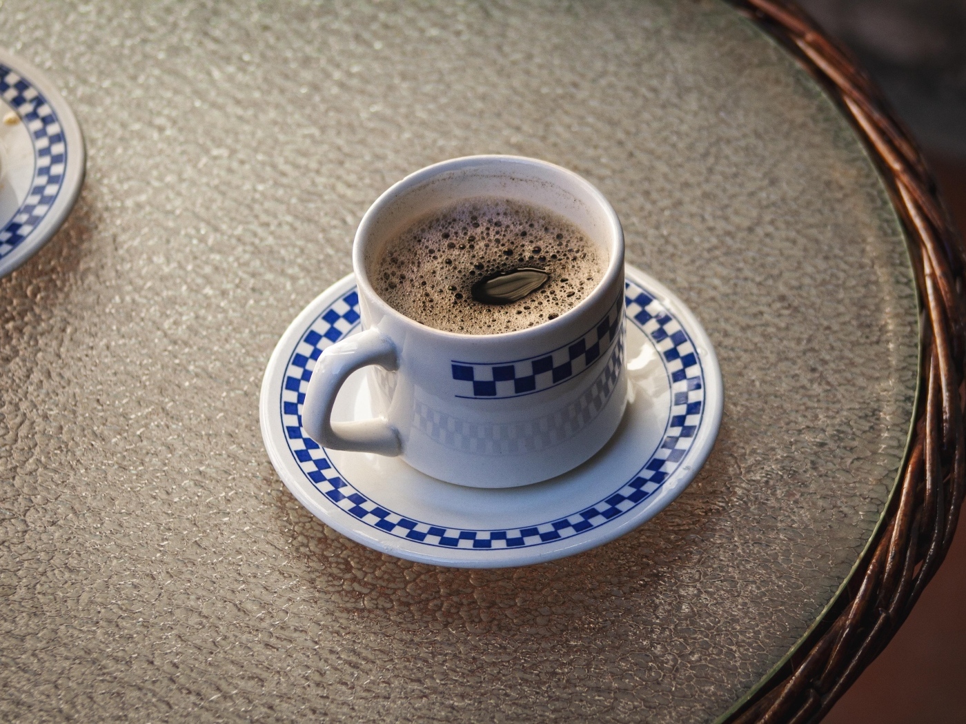 Красивая чашка ароматного кофе на столе