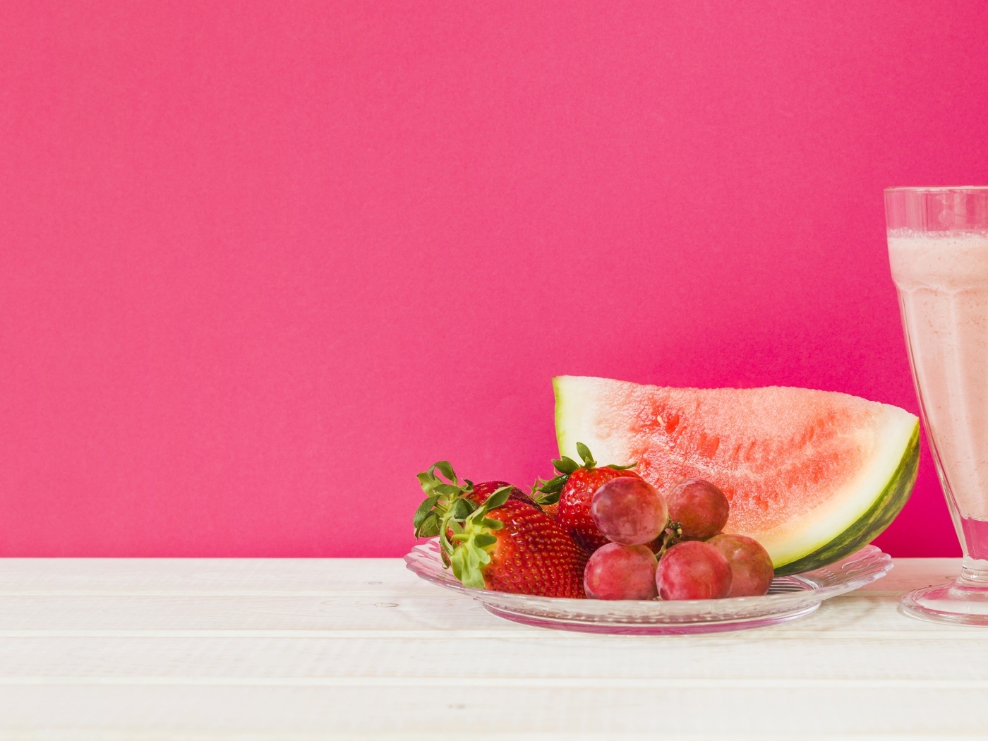 Ягоды на розовом фоне с коктейлем