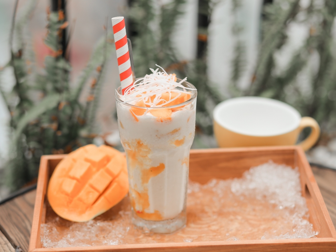 Коктейль с манго в стакане на столе