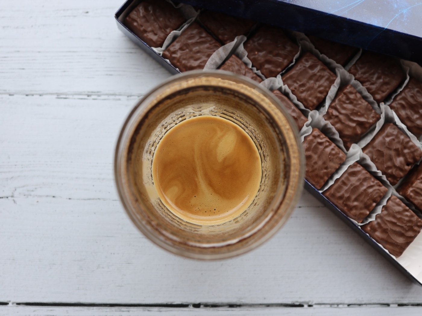 Чашка кофе с шоколадными конфетами