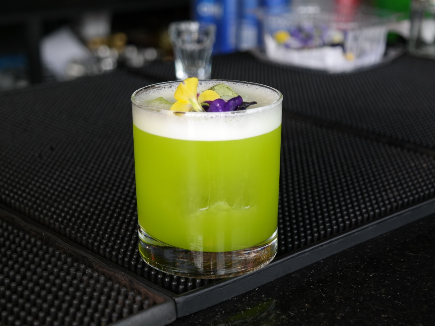 Зеленый коктейль в стакане с цветами