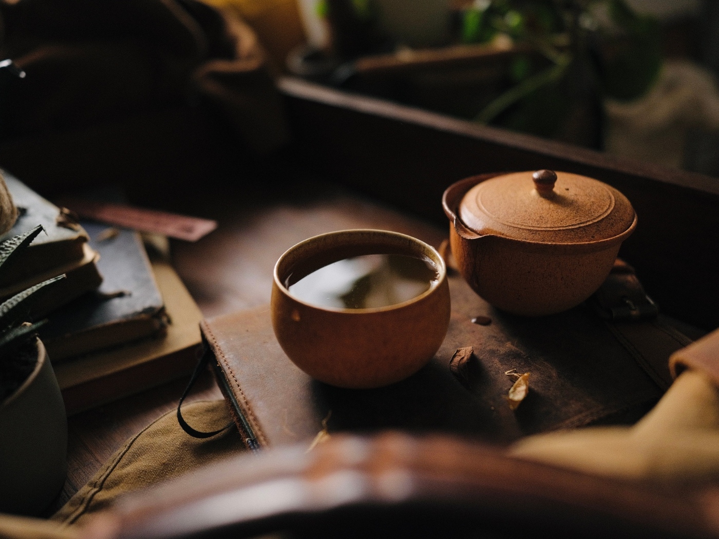 Зеленый чай в пиале на столе