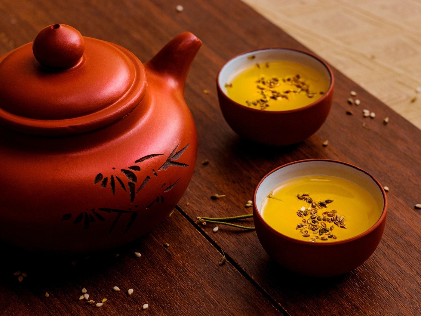 Зеленый чай с зернами на столе