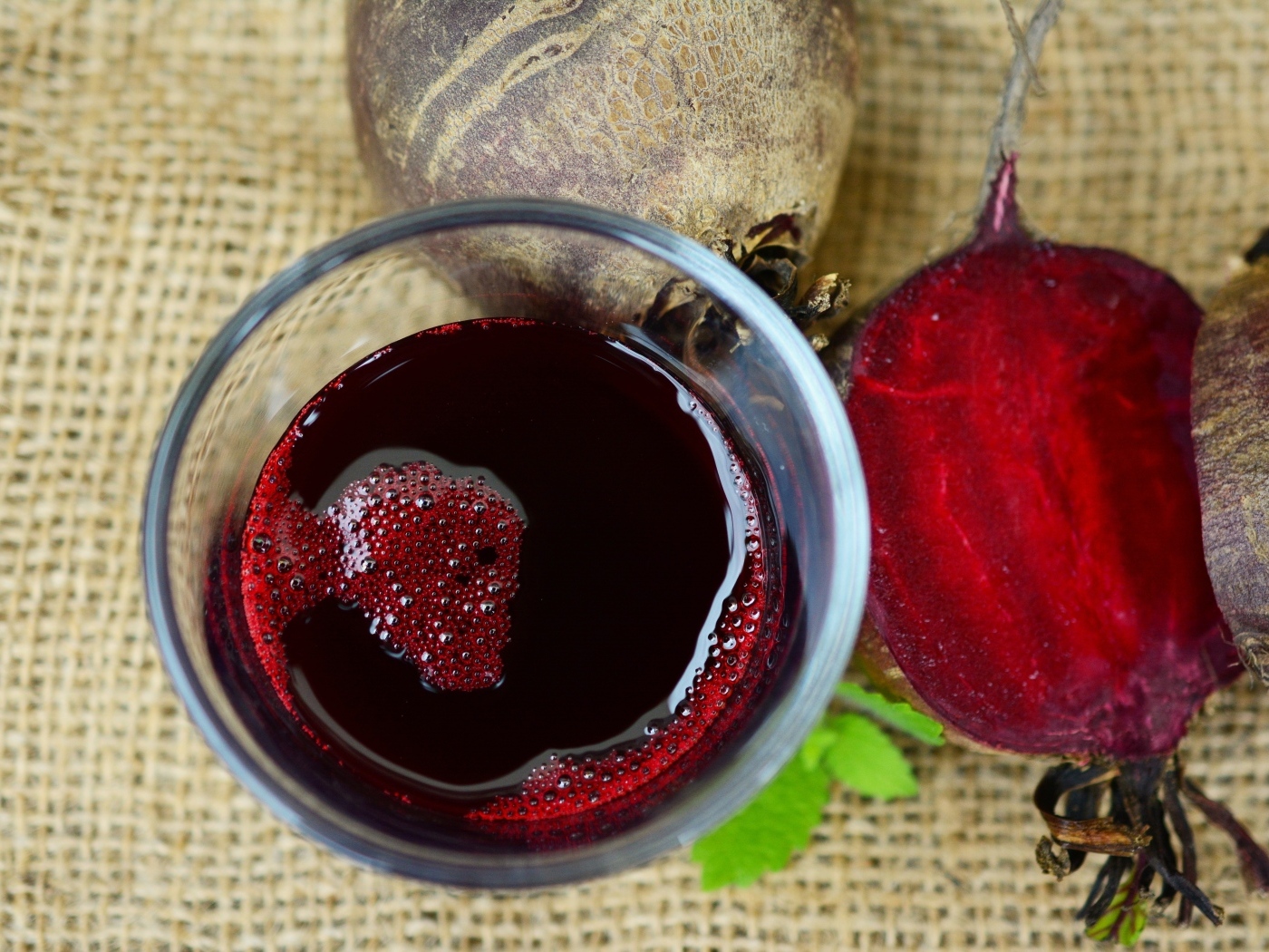 Сок из красной свеклы на столе