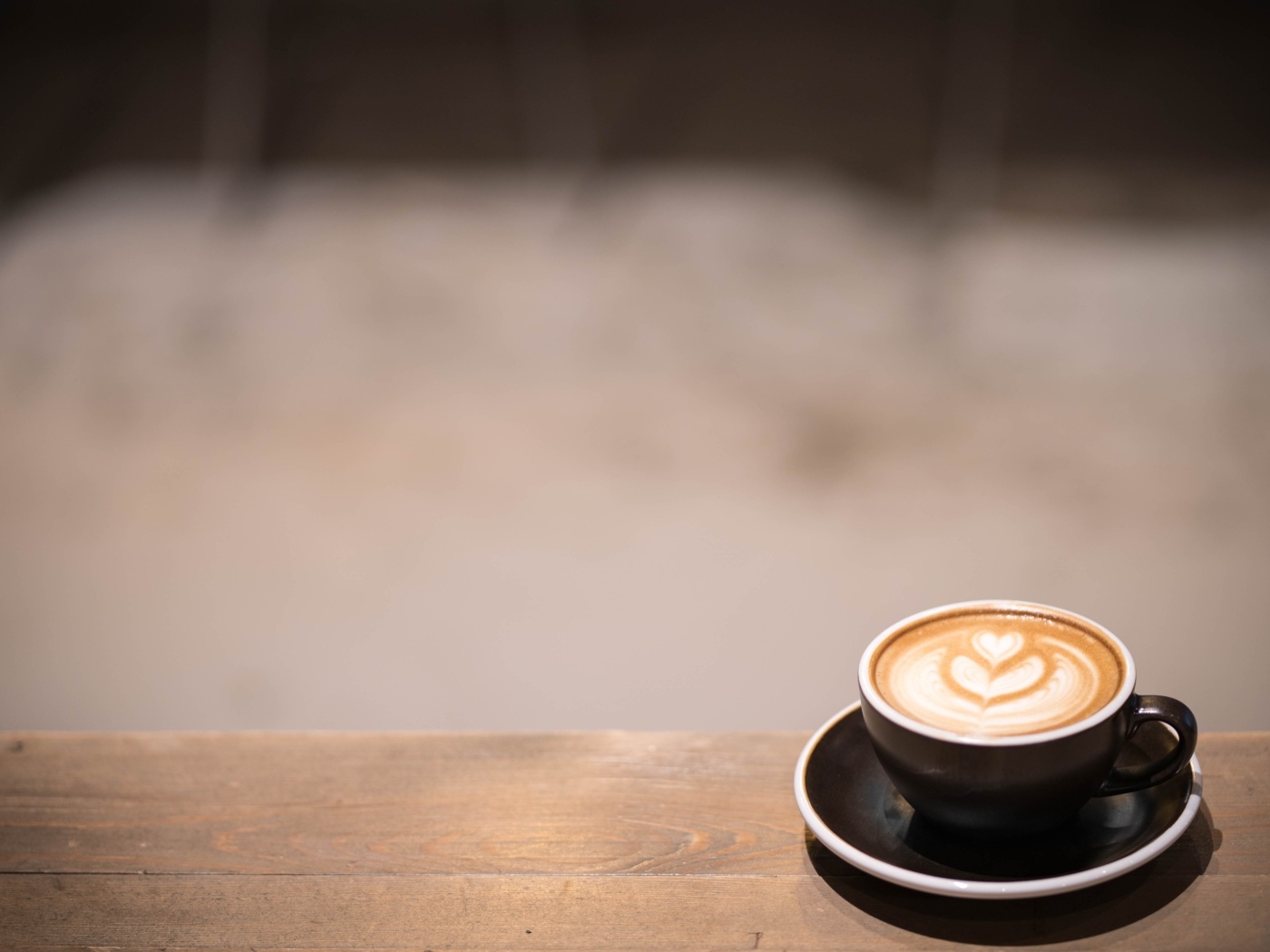 Маленькая чашка кофе на деревянном столе