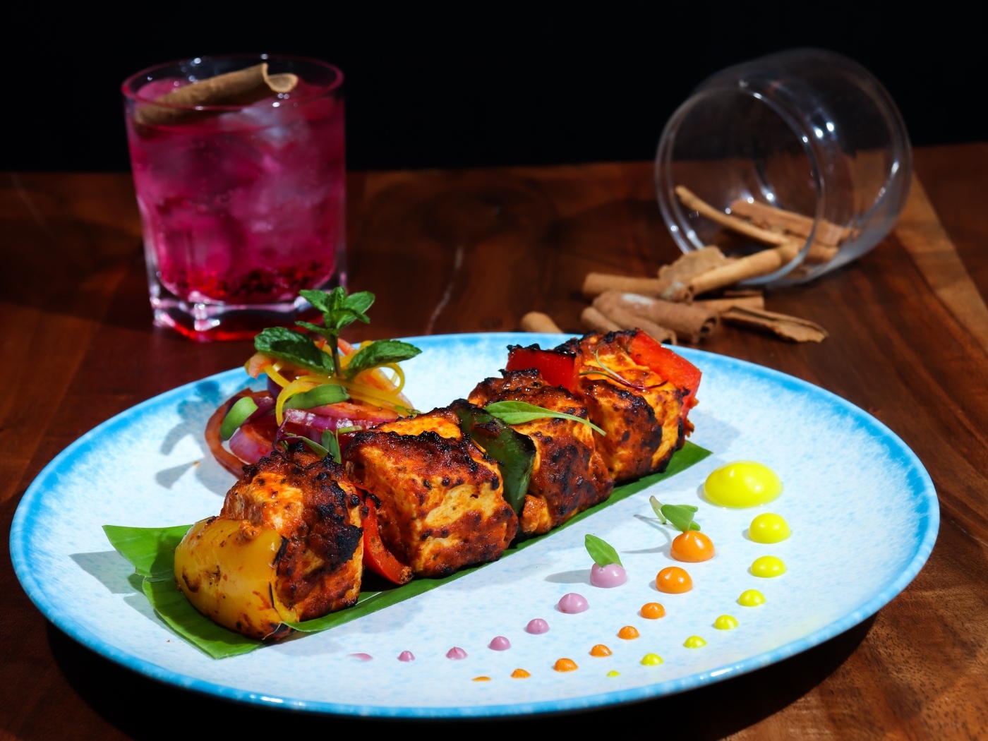 Куриный шашлык на тарелке