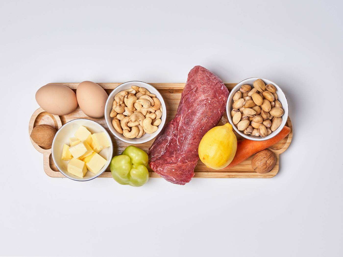 Свежее мясо с орехами и овощами на столе