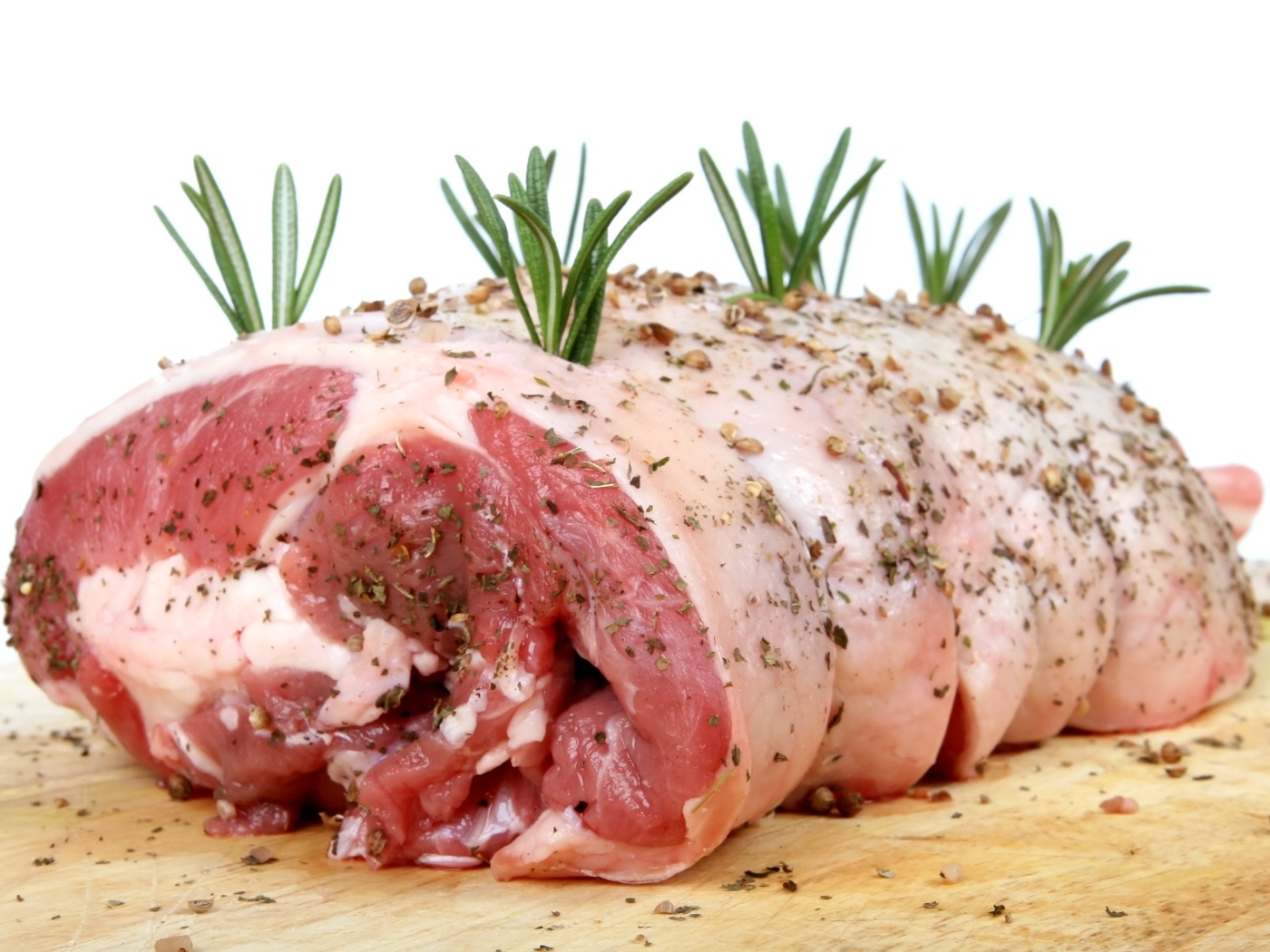 Большой кусок мяса со специями и розмарином