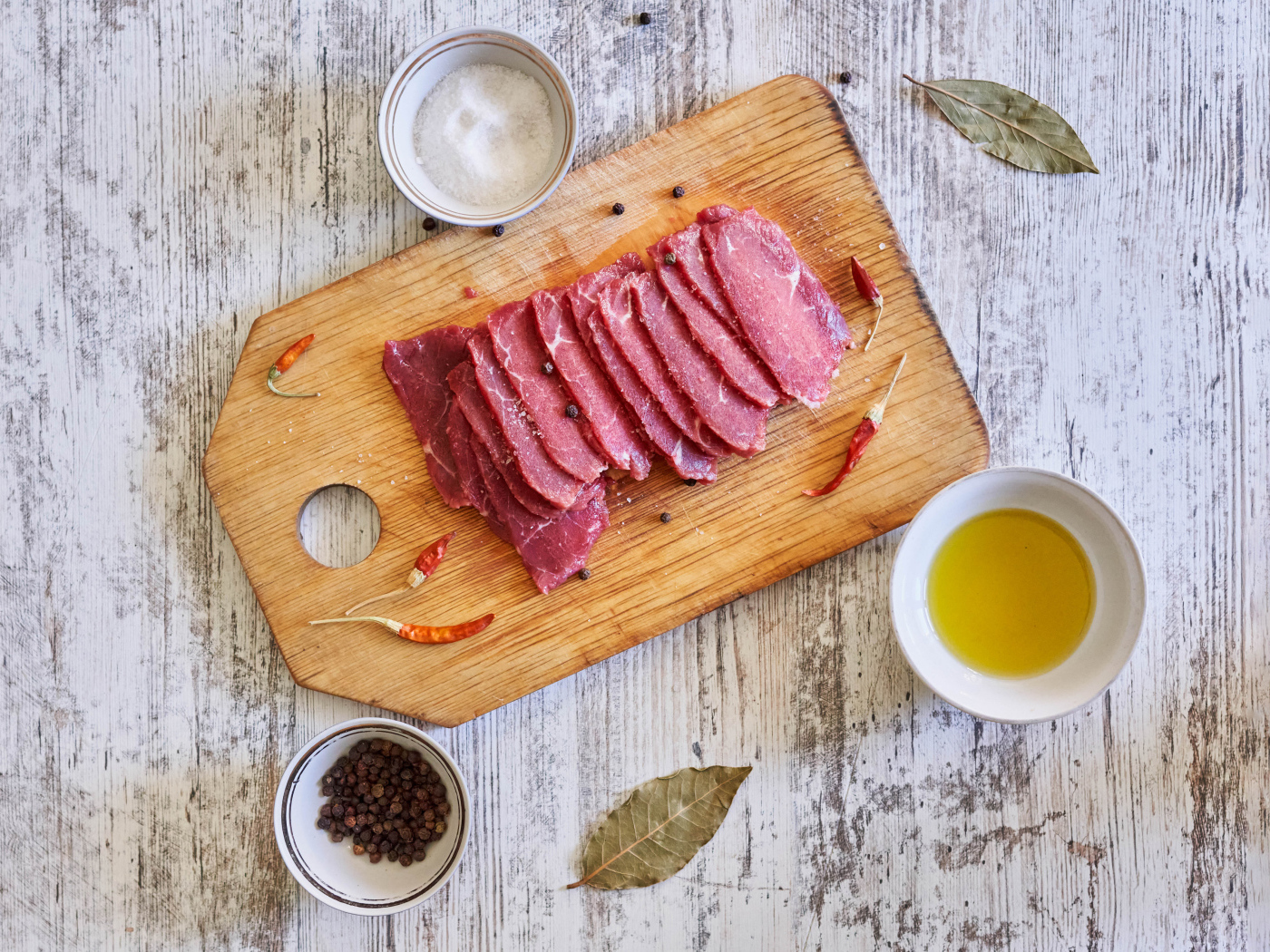 Мясо на разделочной доске со специями