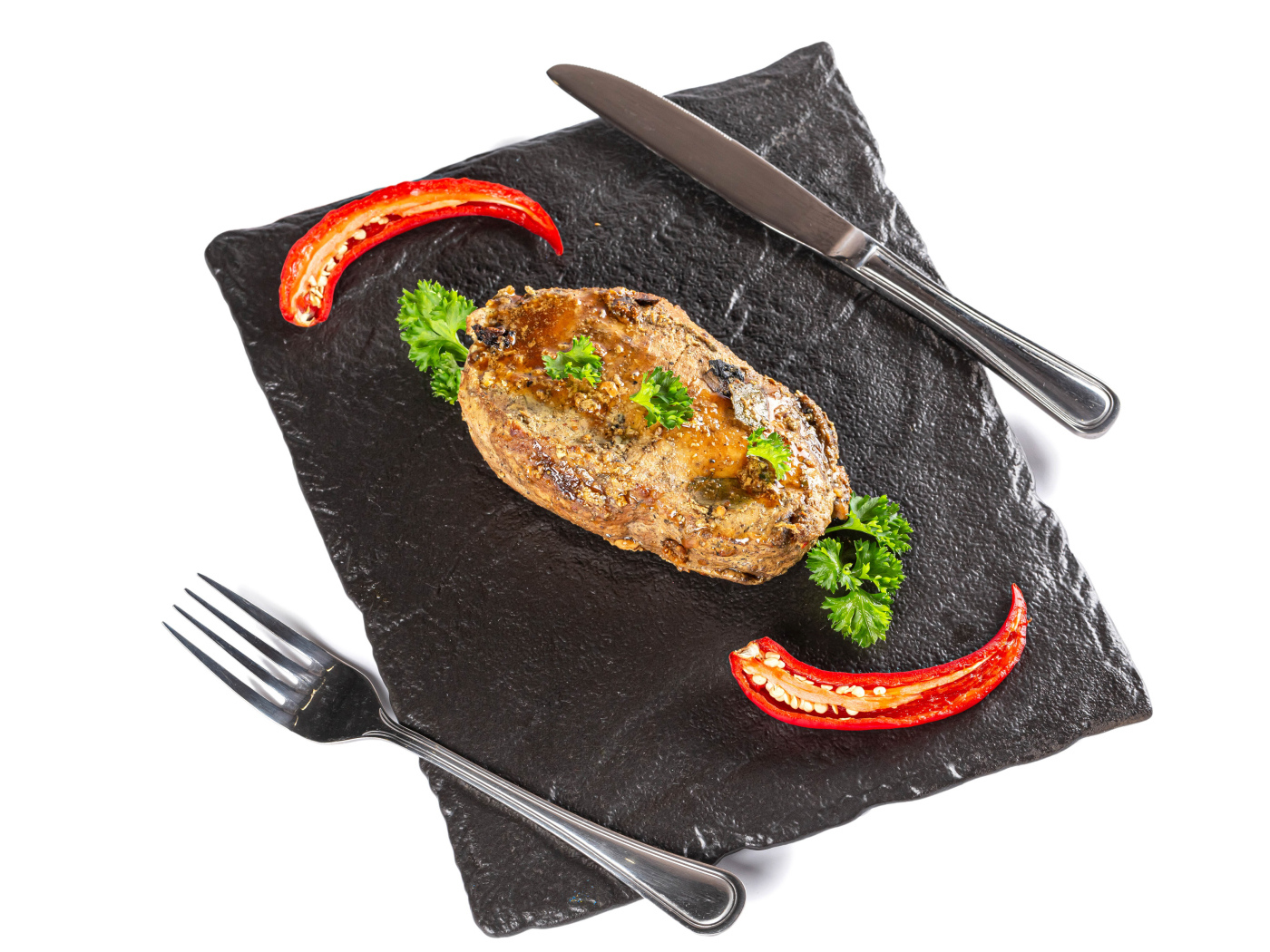 Кусок мяса с красным перцем на доске