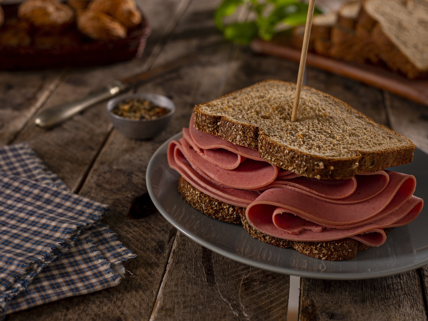 Бутерброд с колбасой и черным хлебом