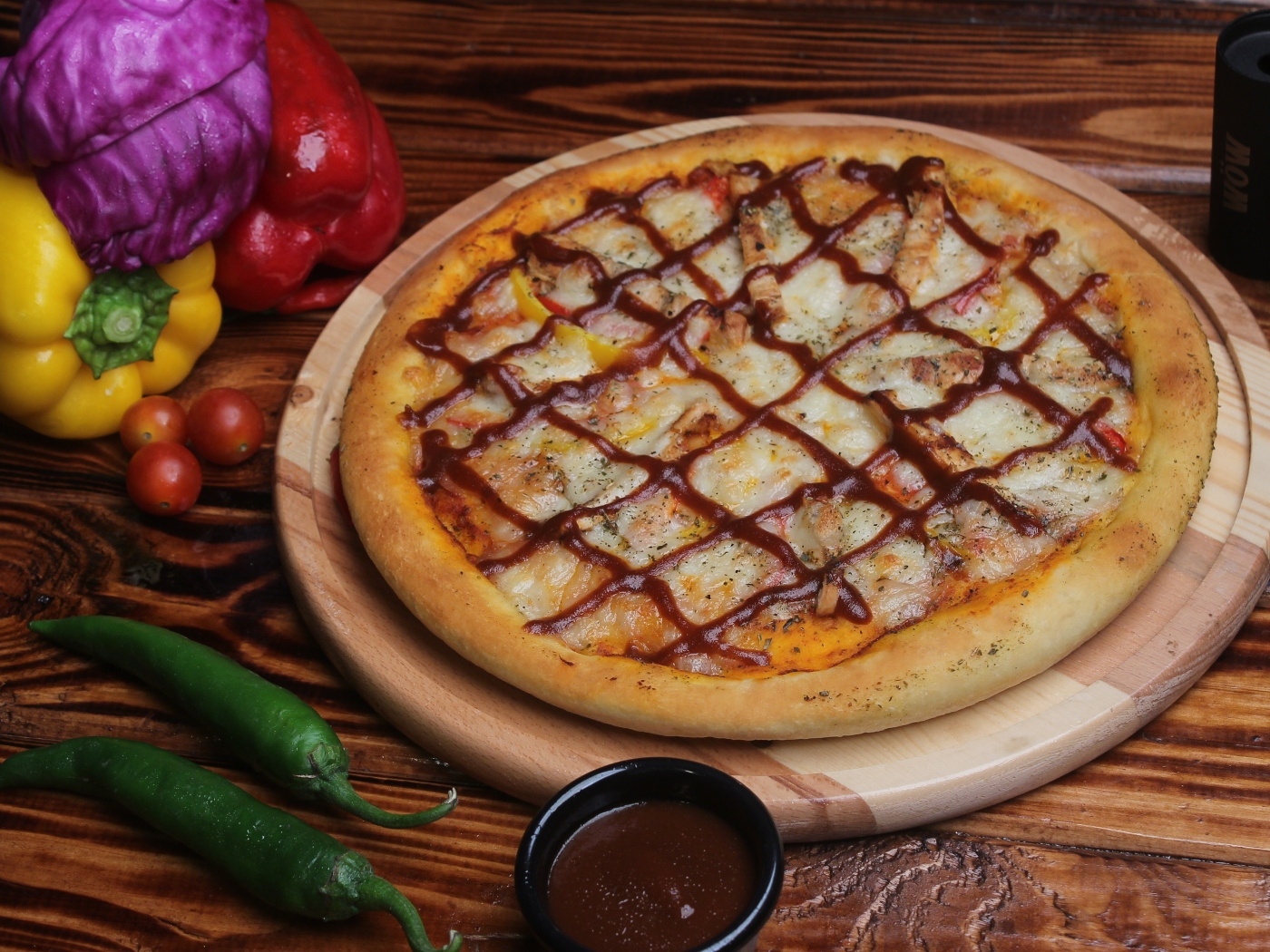 Аппетитная пицца с перцем на столе