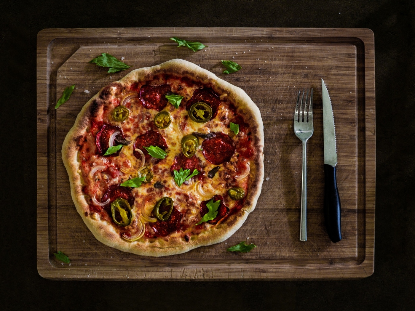 Пицца с сыром и овощами на деревянной доске
