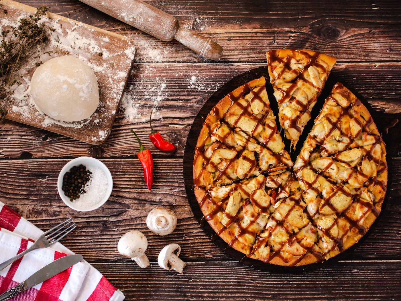 Пицца с грибами на столе с шампиньонами