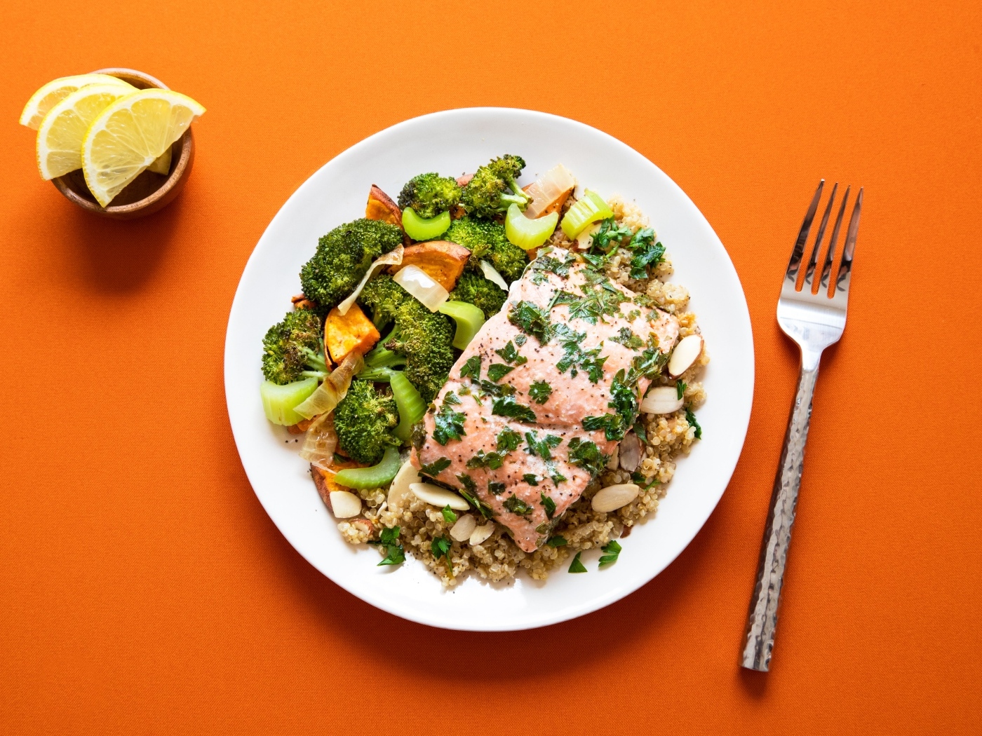 Вкусная рыба на тарелке с овощами и кашей