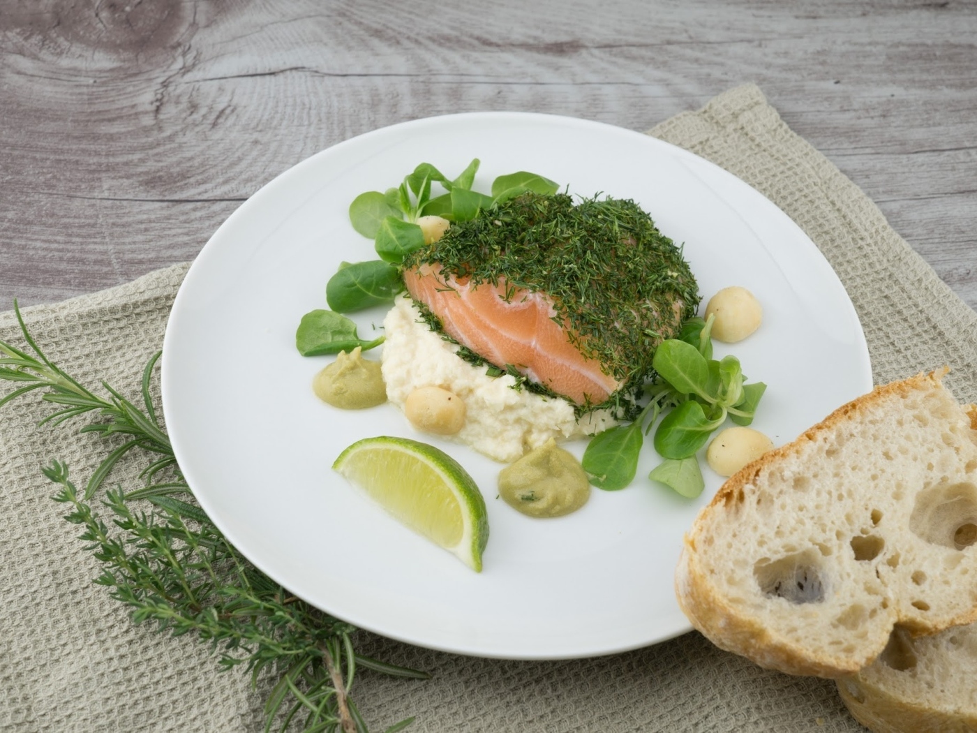 Кусок рыбы с зеленью на столе с хлебом