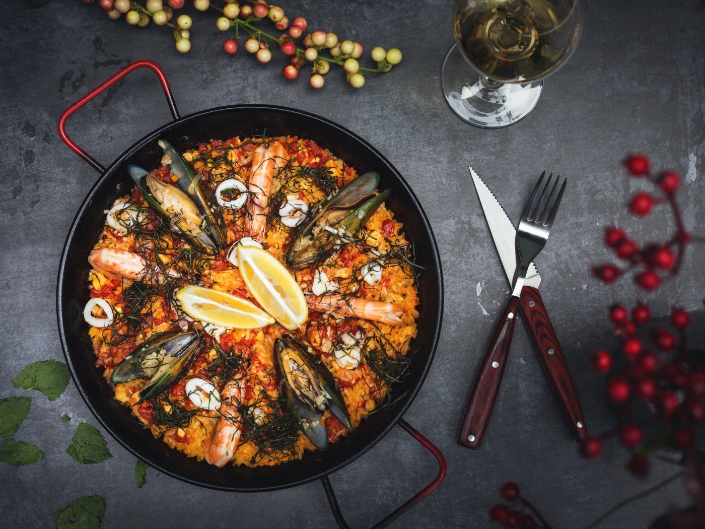 Блюдо из морепродуктов в сковороде на столе