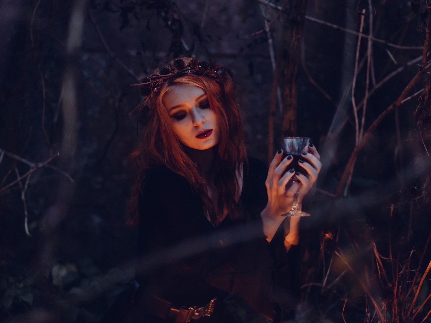 Девушка ведьма с зельем в лесу