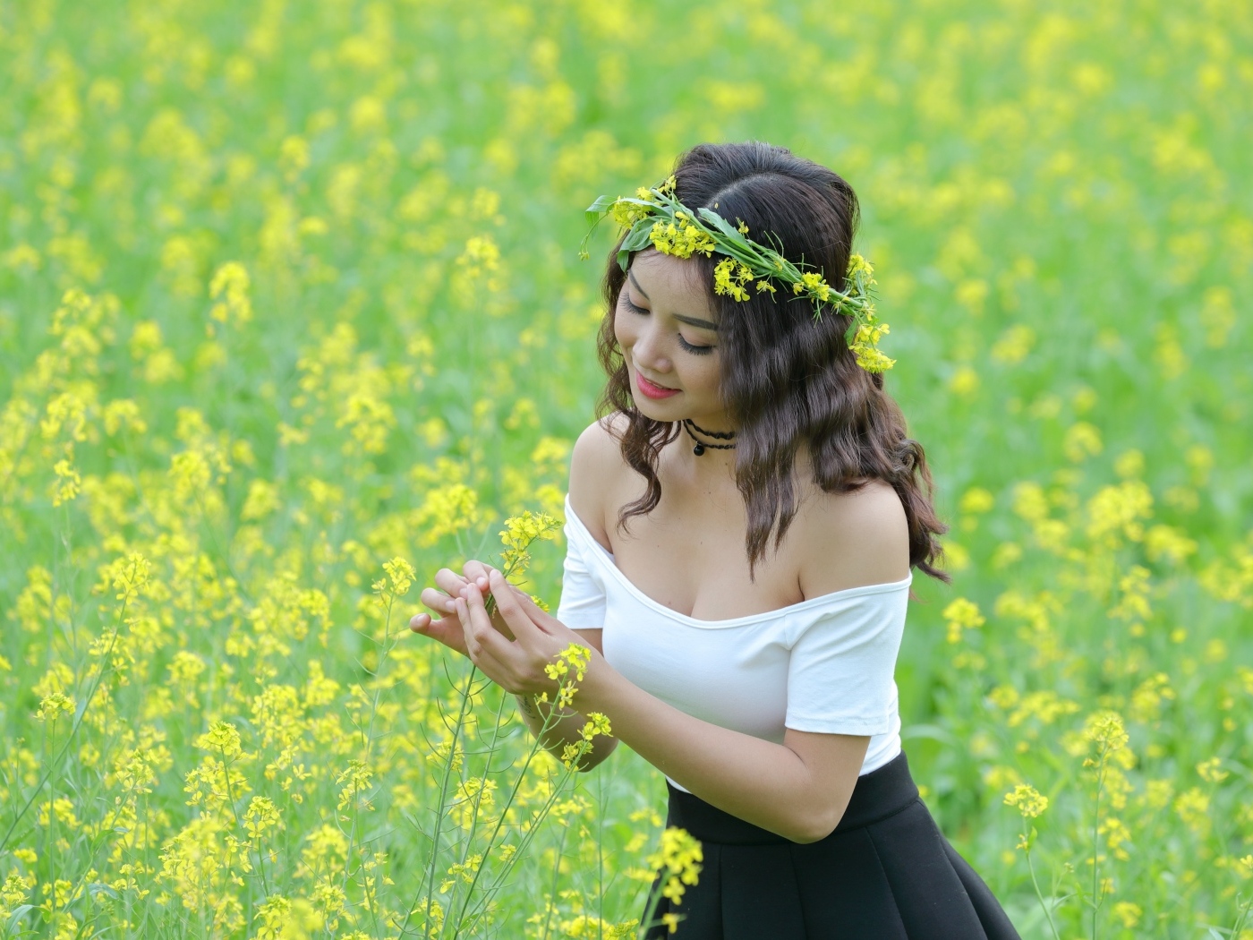 Девушка азиатка на рапсовом поле