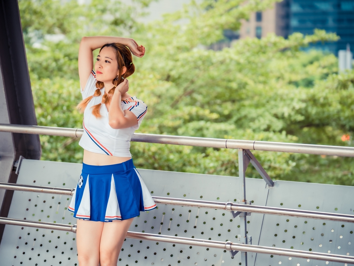 Девушка азиатка в короткой юбке