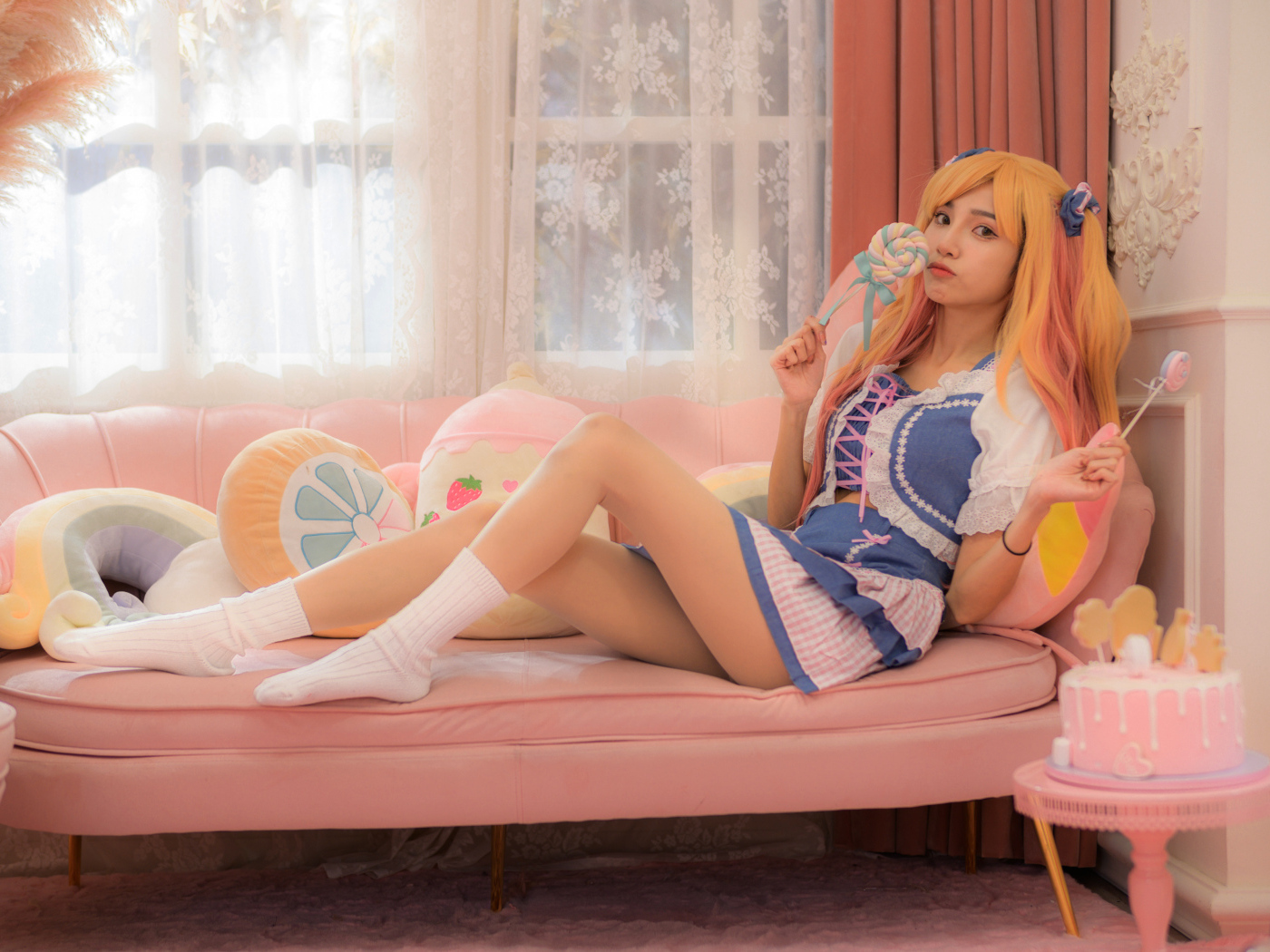 Девушка азиатка в костюме на диване 