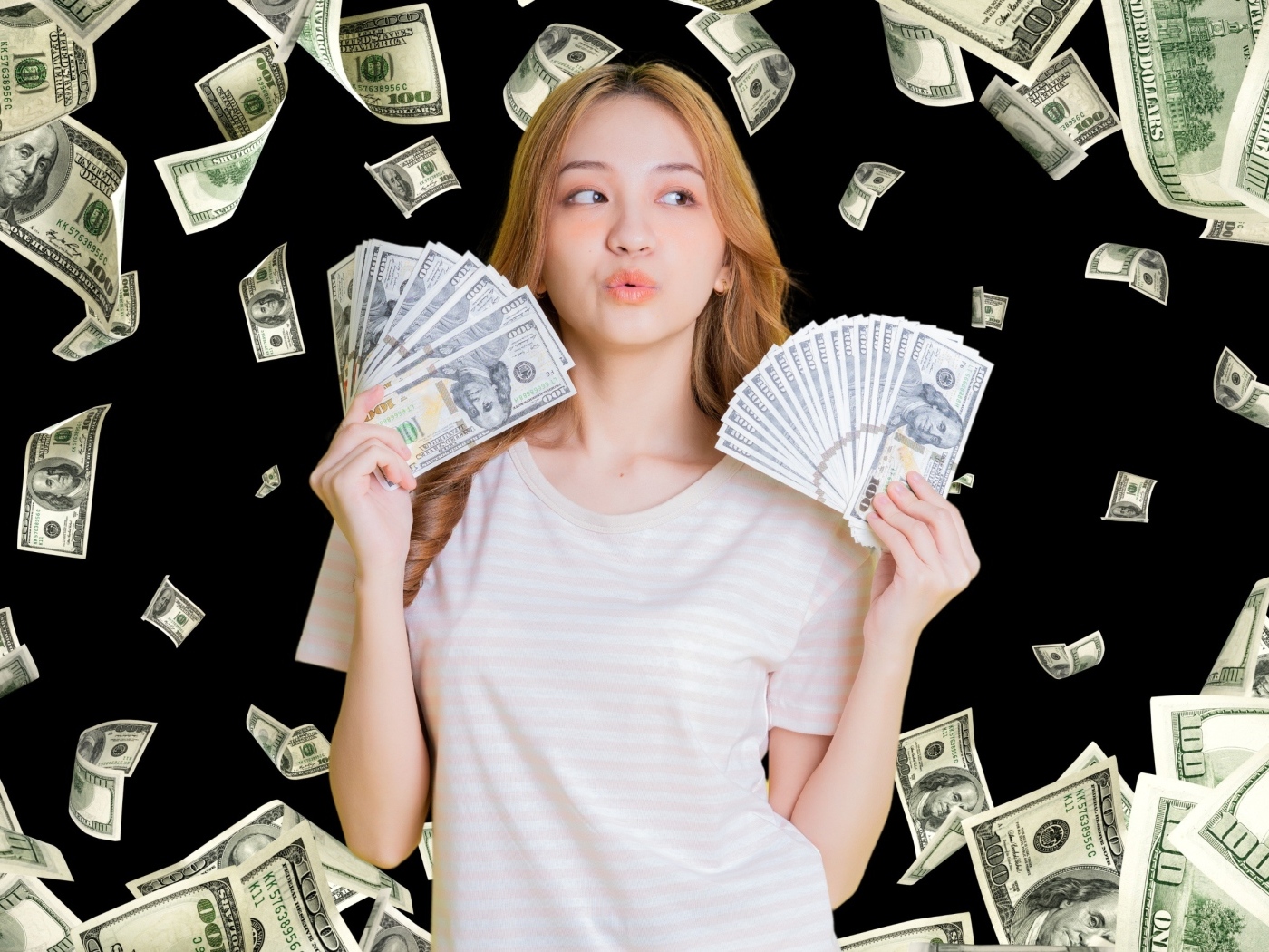 Девушка азиатка с долларами в руках