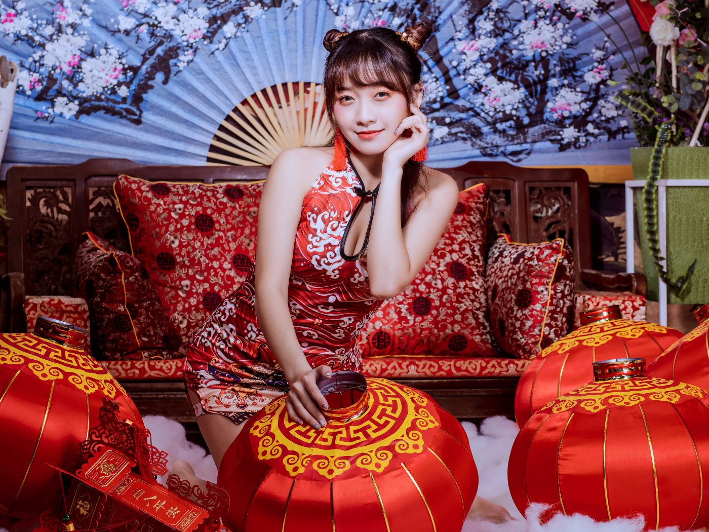 Девушка азиатка с фонариками