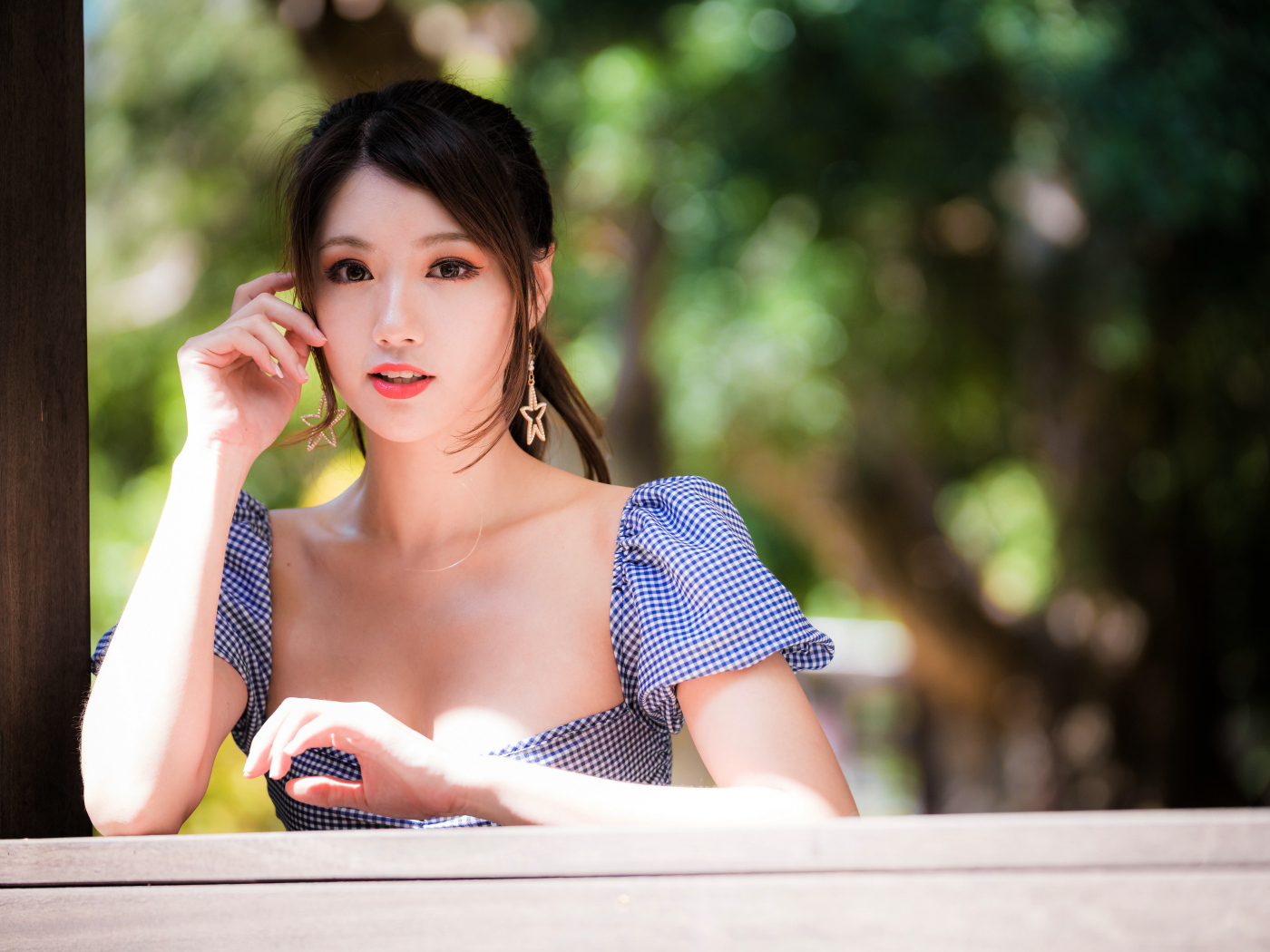 Азиатка в платье с красивыми серьгами