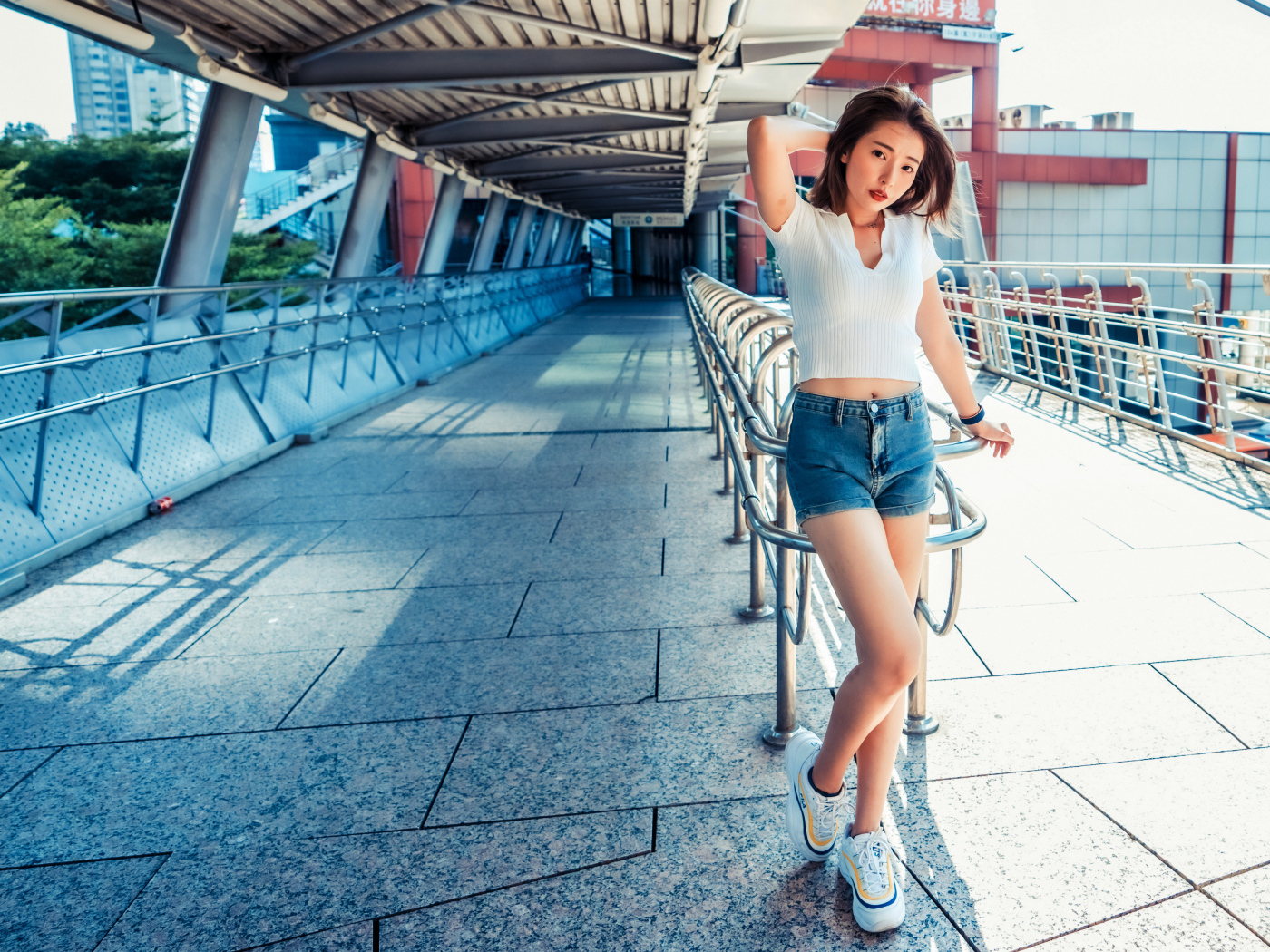 Спортивная азиатка в коротких шортах 