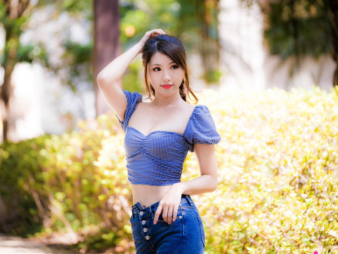 Красивая девушка азиатка в лучах солнца