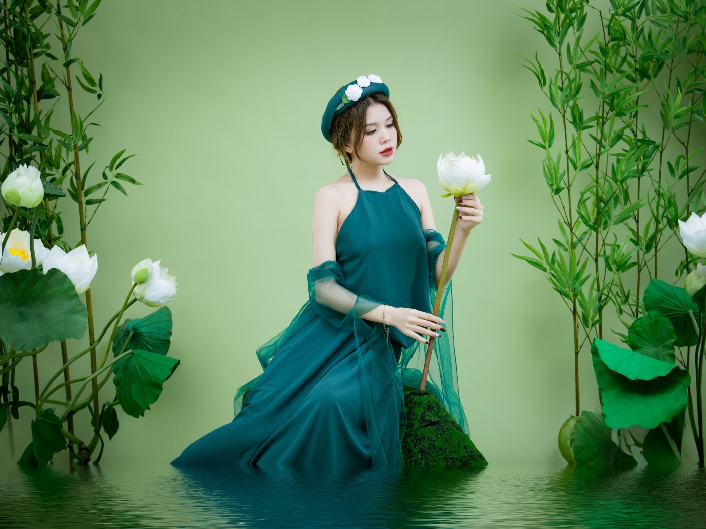 Красивая девушка азиатка с белыми цветами лотоса