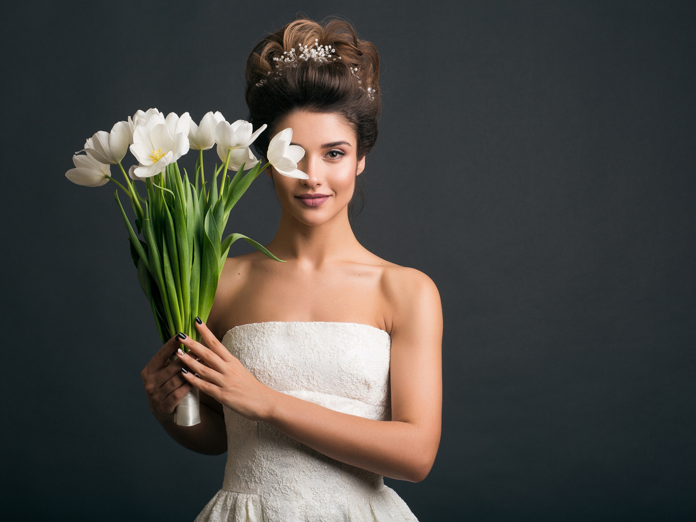 Красивая невеста закрыла глаз букетом тюльпанов