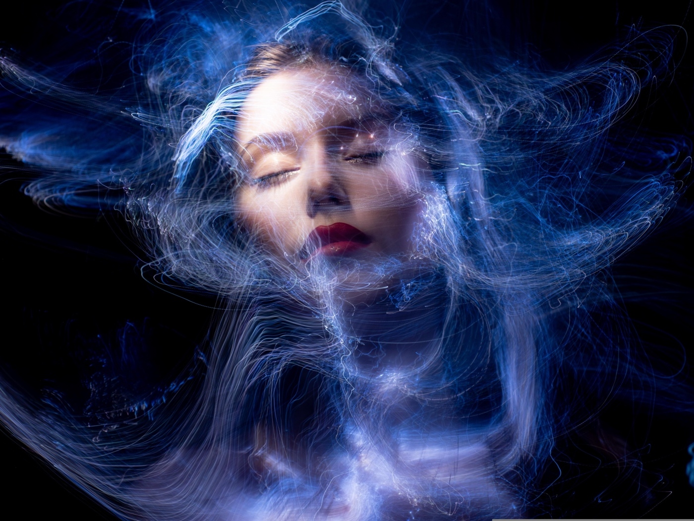 Красивая девушка в неоновых волнах на черном фоне