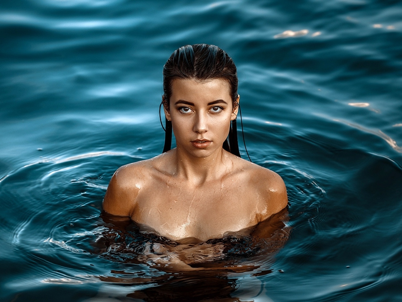 Красивая девушка стоит в воде