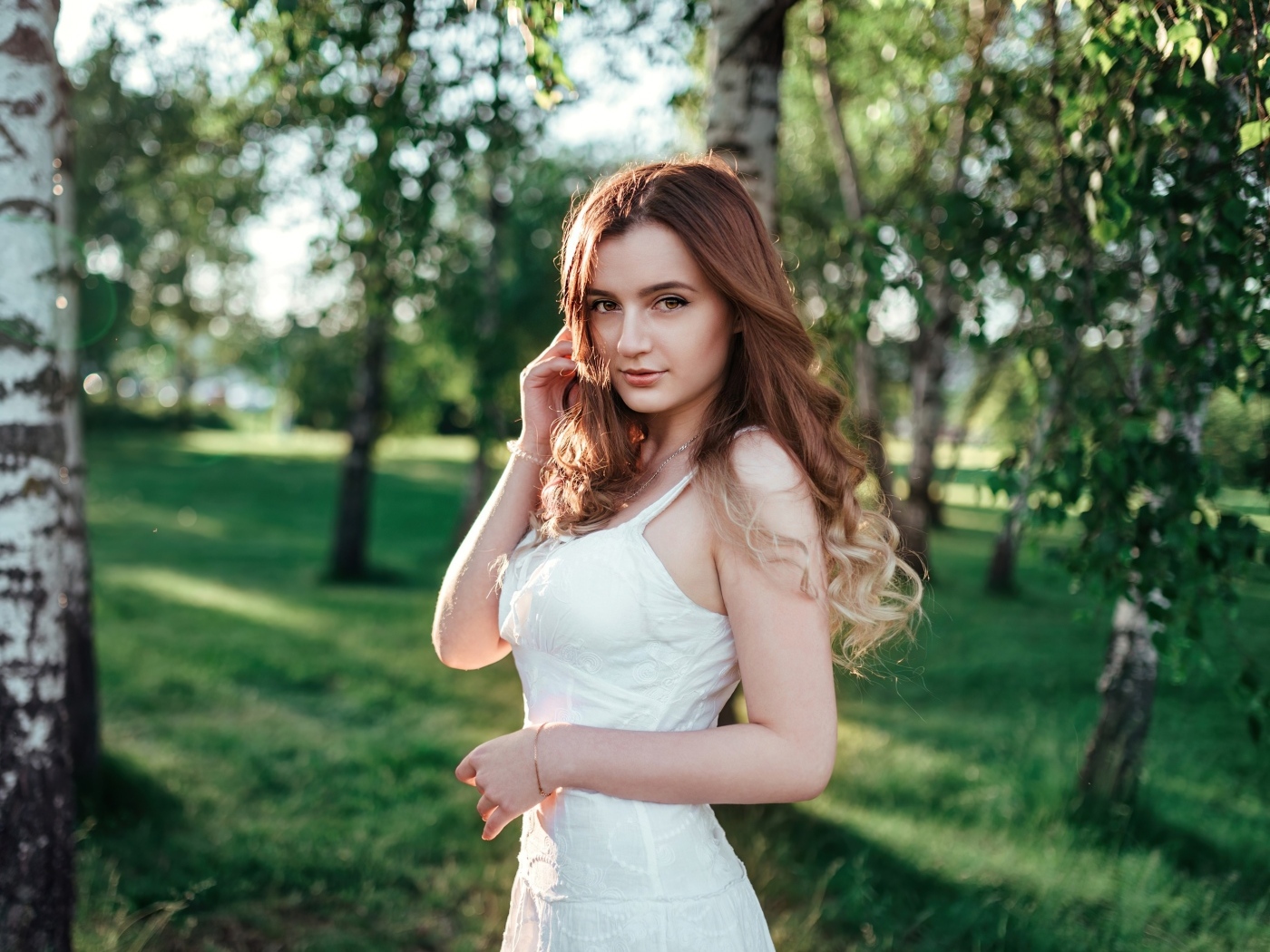 Красивая длинноволосая девушка в парке