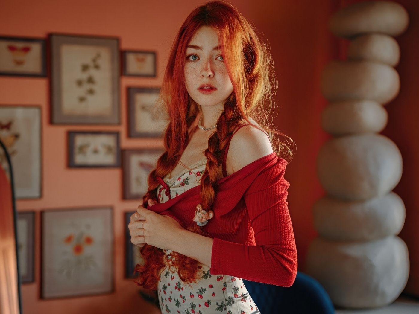 Красивая рыжеволосая девушка с косами