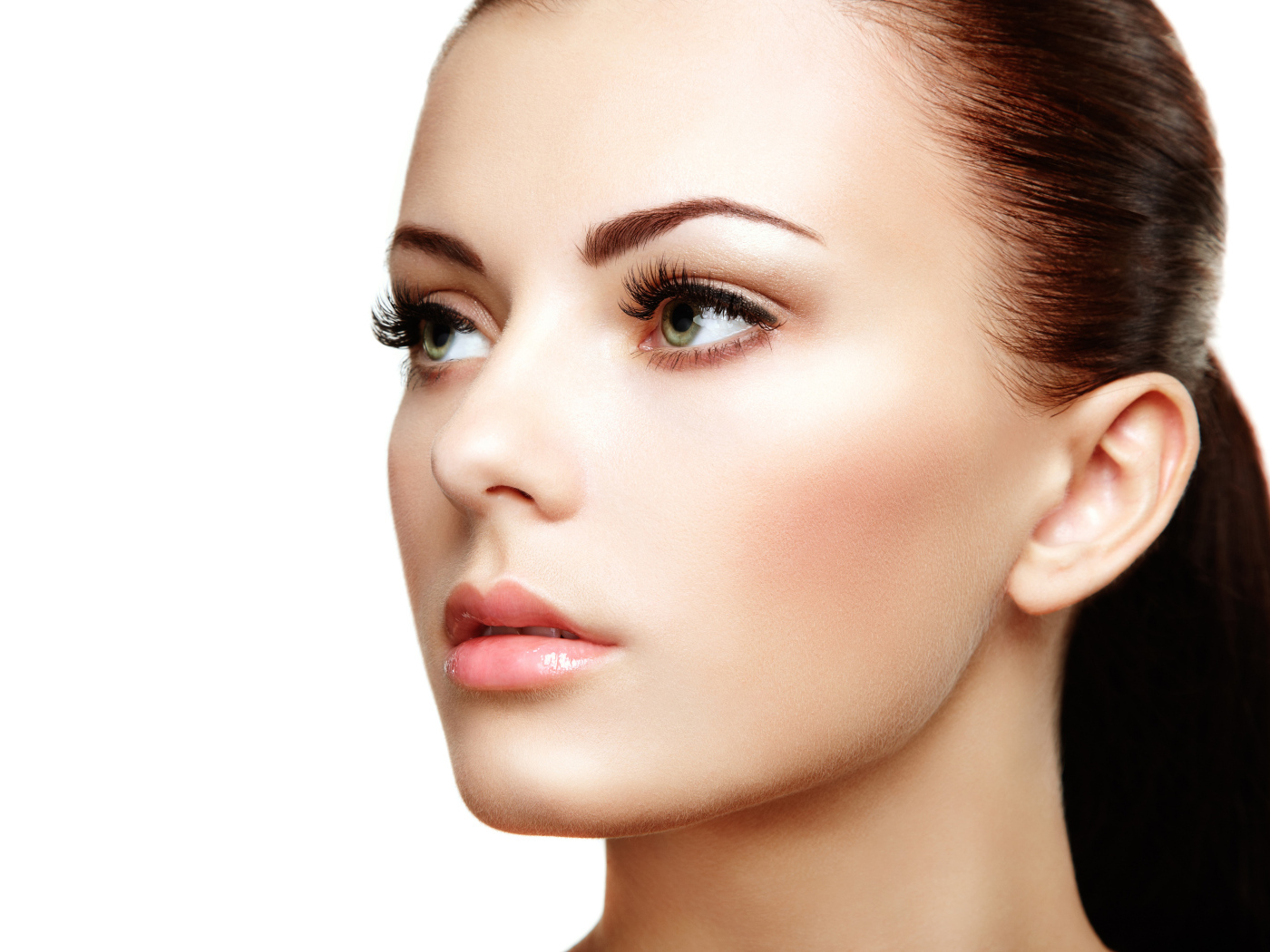 Красивое гладкое лицо молодой девушки 