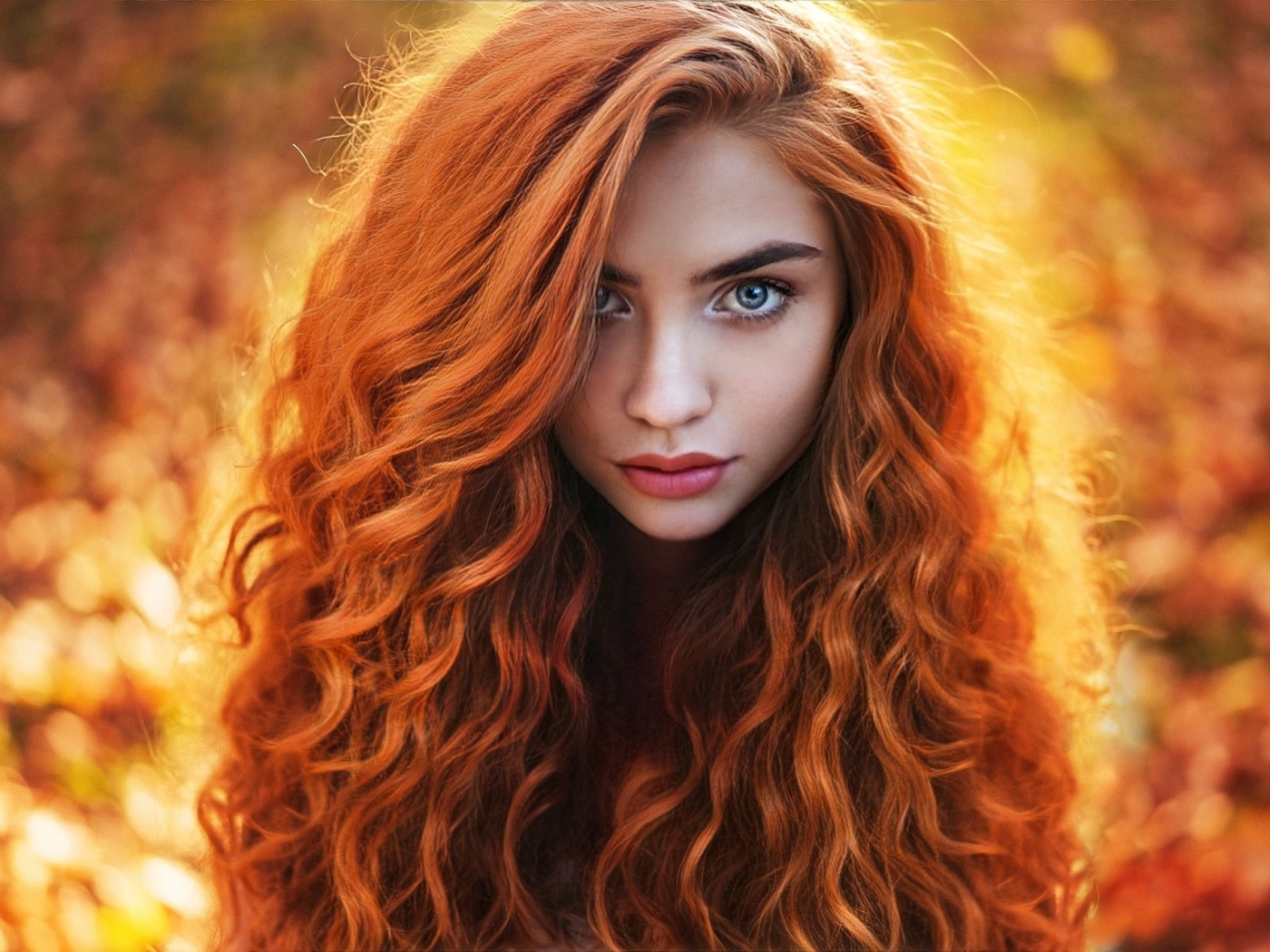 Ярка девушка с длинными рыжими волосами