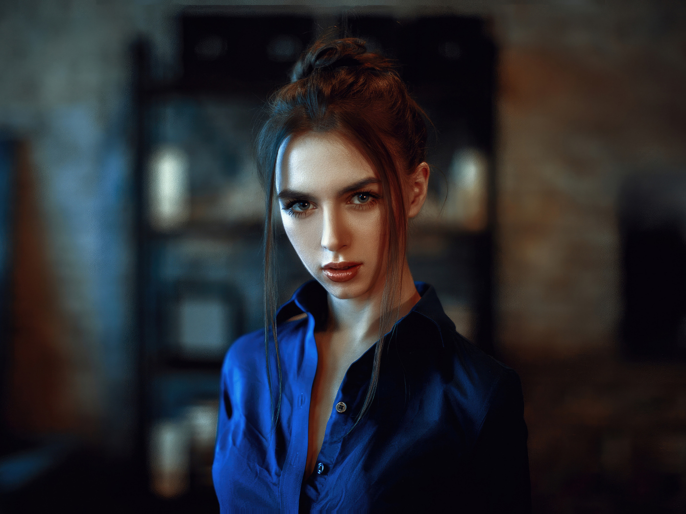 Девушка брюнетка в синей рубашке