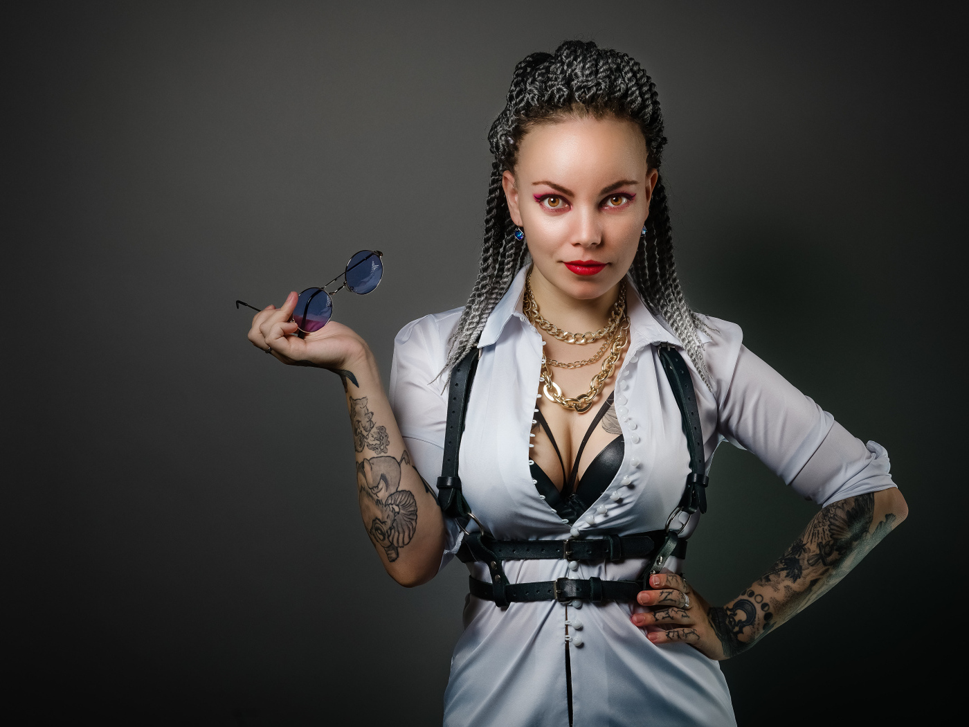 Брутальная девушка с татуировками на теле 