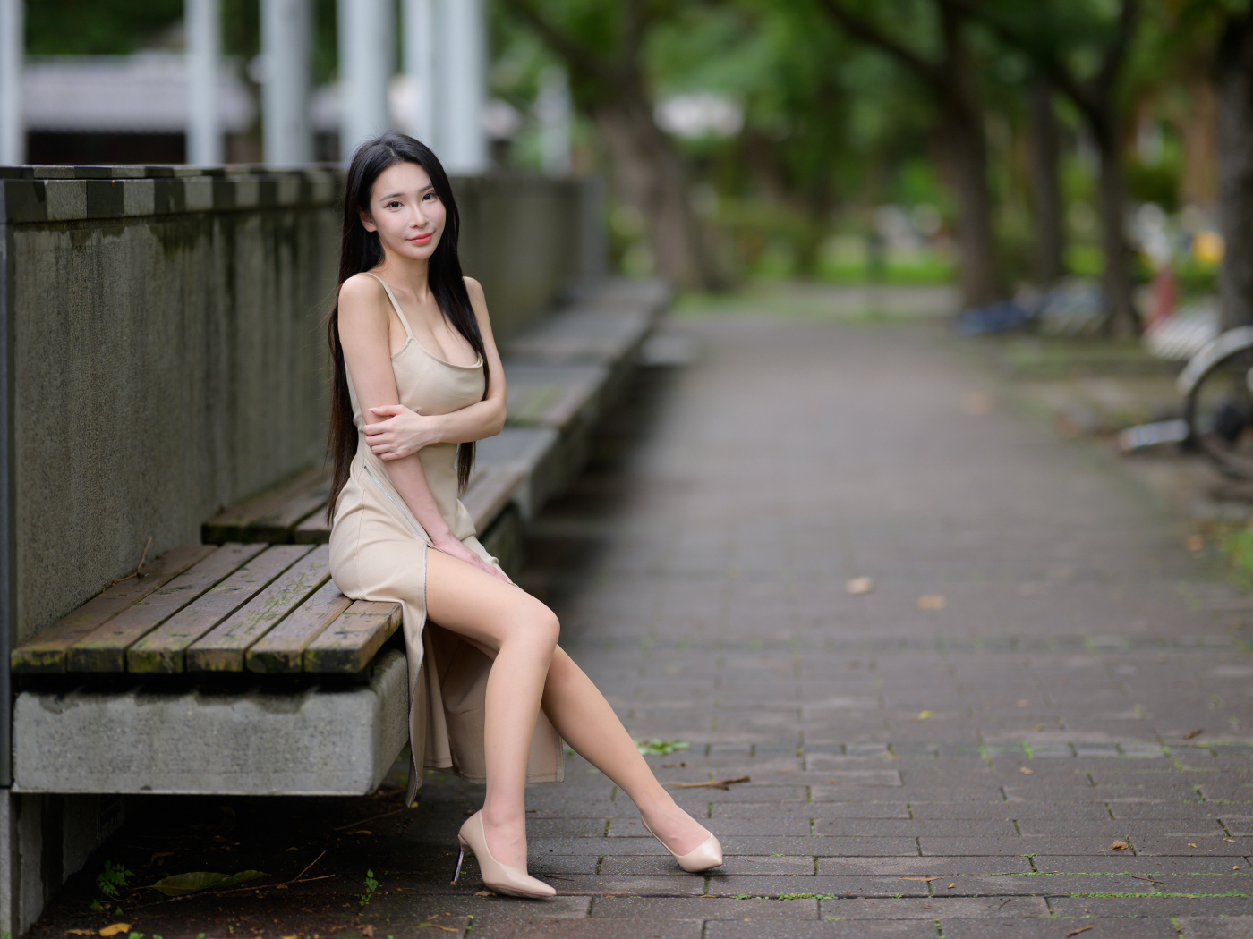 Милая девушка азиатка сидит на лавке