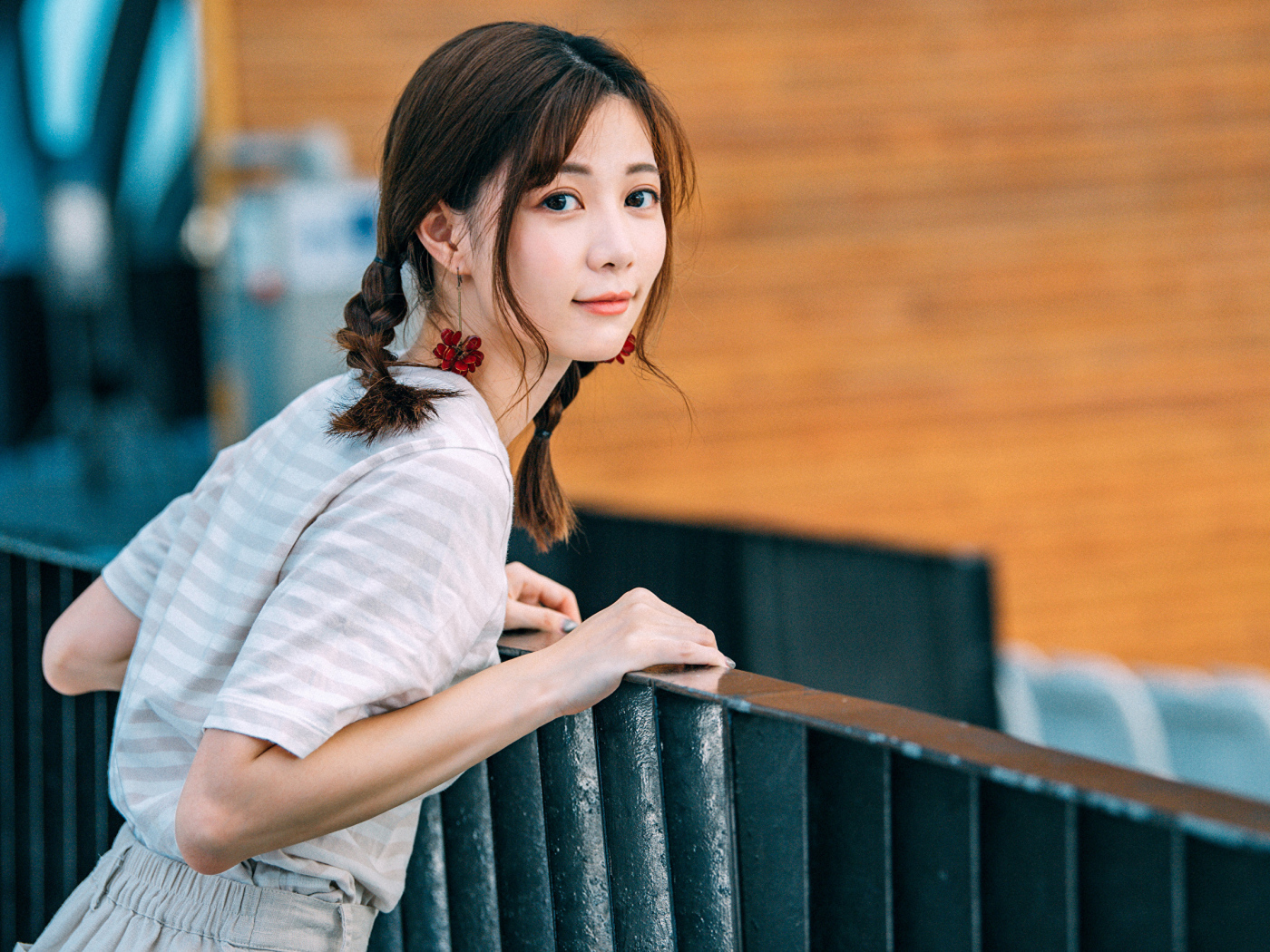 Милая девушка азиатка с косичками на голове 