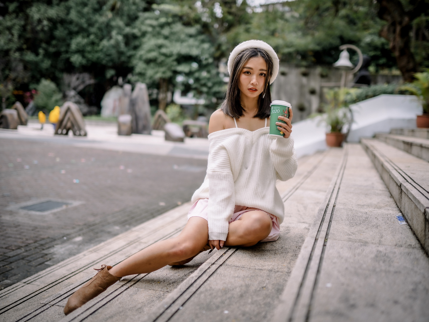 Милая азиатка в с кофе в руках 