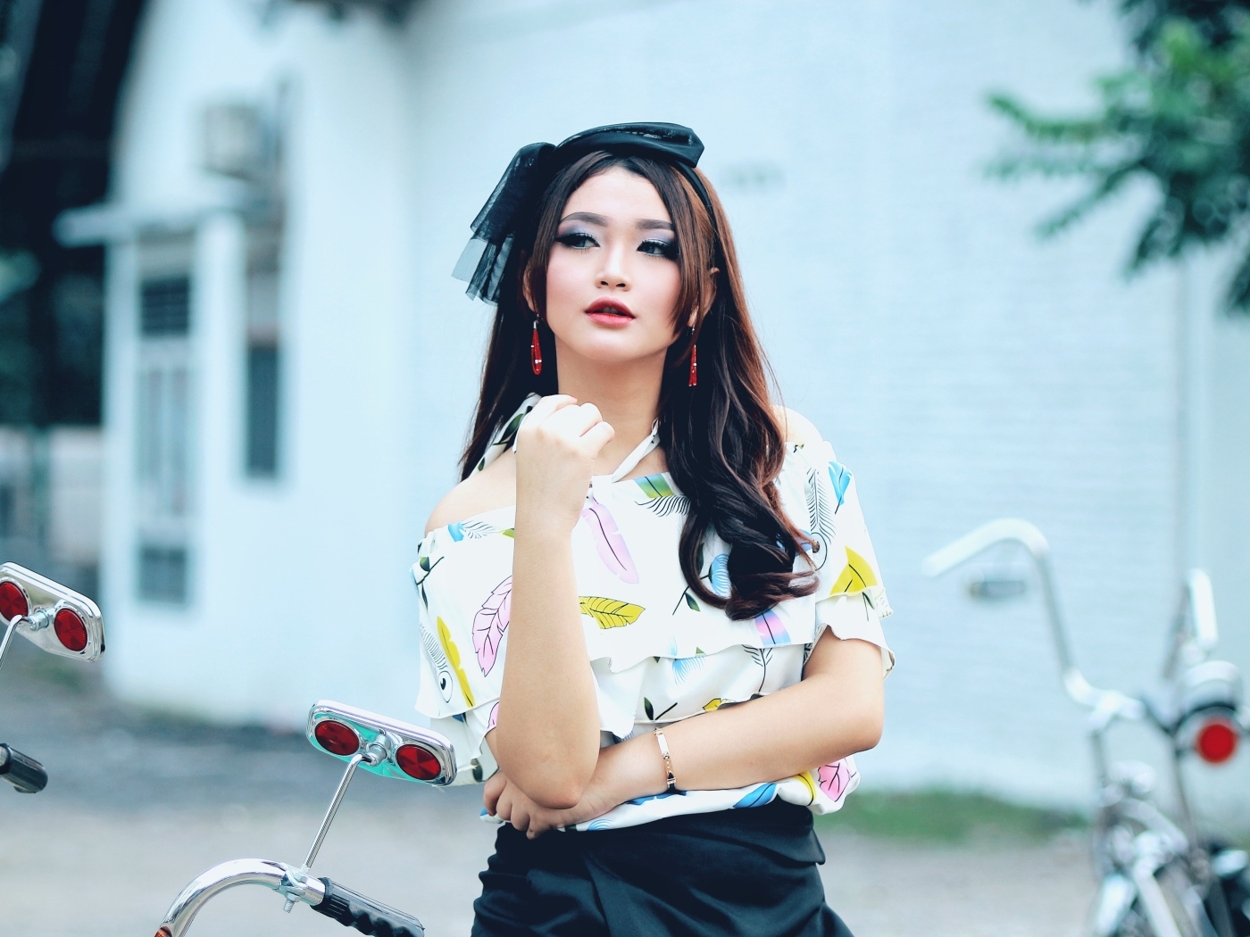 Модная девушка азиатка с красивым макияжем