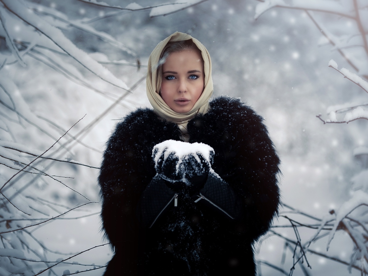 Девушка в черной шубе в заснеженном лесу