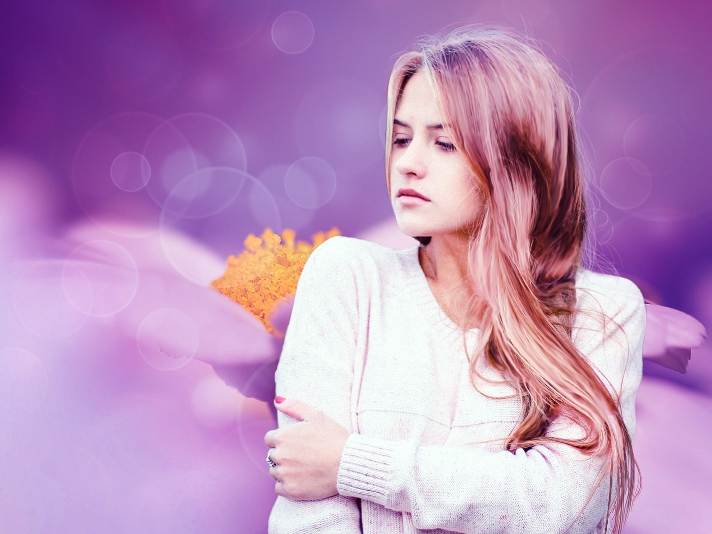 Девушка в белом свитере на красивом сиреневом фоне