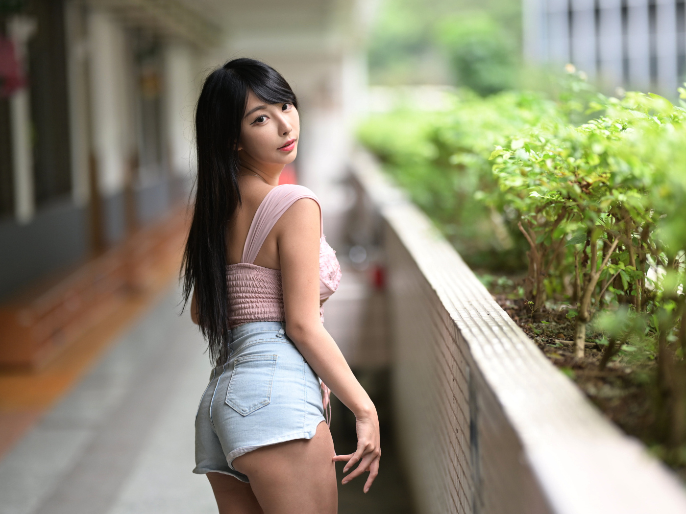 Девушка в коротких джинсовых шортах