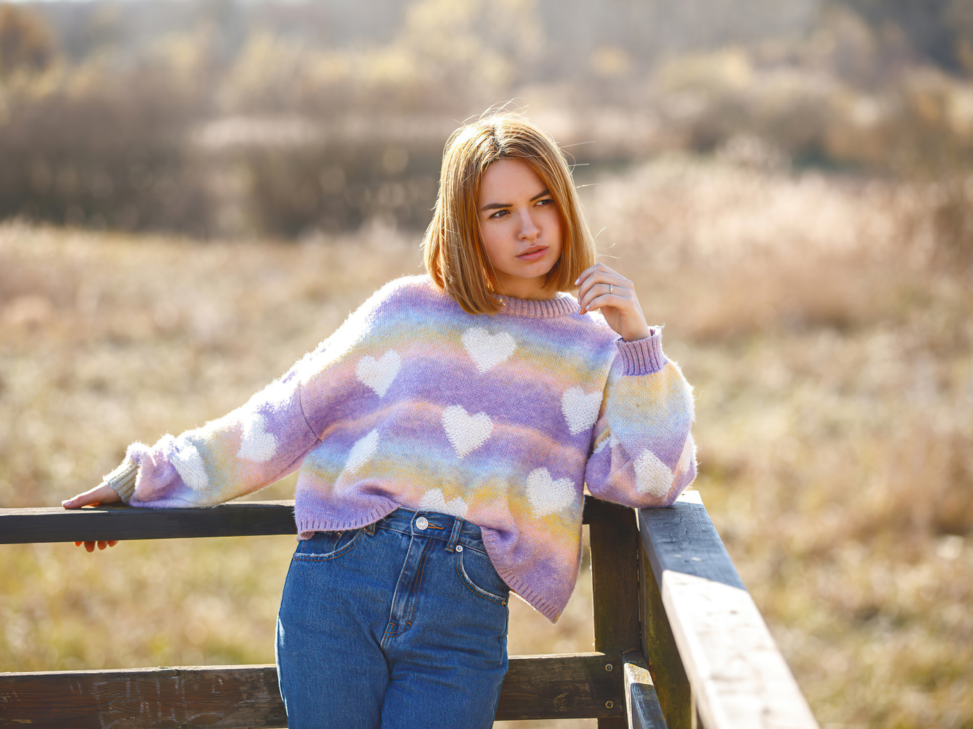Девушка в свитере и синих джинсах