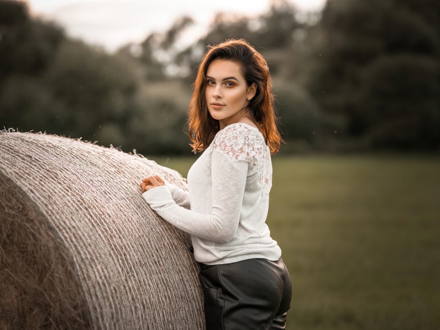 Девушка с сеном на поле